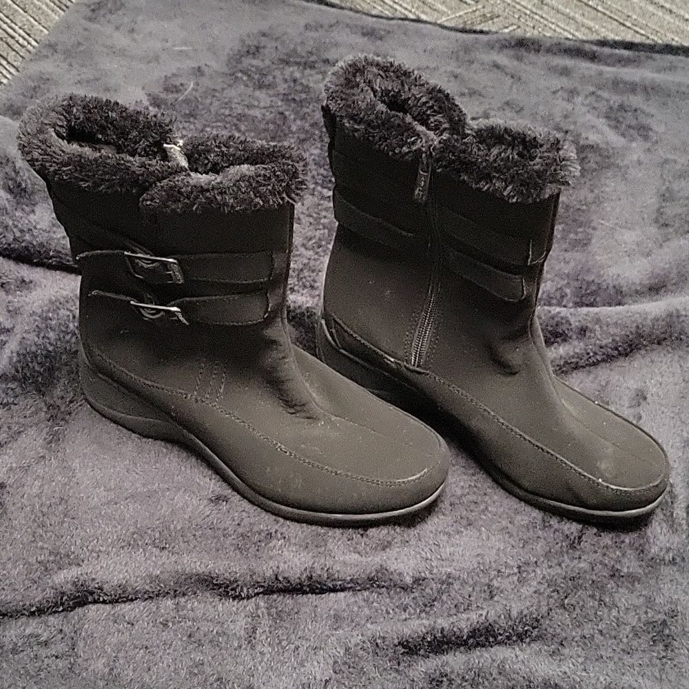 KHOMBU BOOTS, Size 7